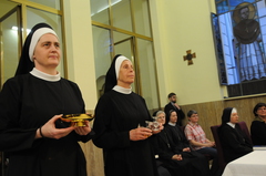 Obětní dary nesly sestry boromejky, které se o kardinála Berana po dobu jeho nemoci v koleji Nepomucenum staraly. Zdroj: SV