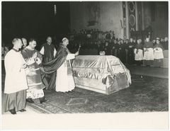 22. 5. 1969 Oproti zvyklostem vykonal Pavel VI. výkrop rakve. Zdroj AAP