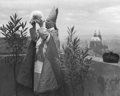 1947 Arcibiskup Josef Beran s lebkou sv. Vojtěcha. Zdroj Katolický týdeník