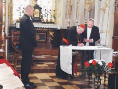 Arcibiskup pražský Dominik kardinál Duka OP svým podpisem uzavírá diecézní fázi procesu beatifikace kardinála Berana