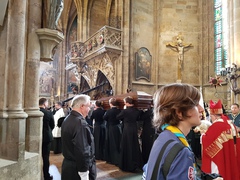 Bohoslovci přinesli na svých ramenou kardinála Berana do katedrály sv. Víta