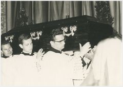 21. 5. 1969 Bohoslovci a kněží vynášeli rakev z Nepomucena. Zdroj AAP