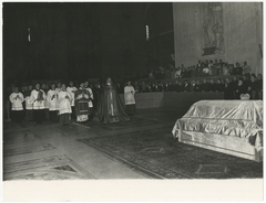 22. 5. 1969 Po rekviem se v apsidě objevil Pavel VI. se svým doprovodem. Zdroj AAP