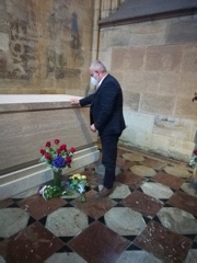 Vzdát úctu k hrobu přišel i velvyslanec Pavel Vošalík, jehož zásluhou byla naplněna poslední vůle kardinála Berana, ve které žádal o uložení do hrobu v katedrále. Zdroj Stanislava Vodičková